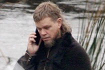 Hinh anh Matt Damon nghe dien thoai giua boi canh phim co trang hinh anh