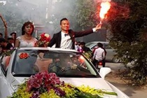 Chu re va co dau di xe mui tran, dot 20 qua phao sang hinh anh