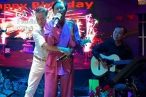 Clip Hoai Linh va Dam Vinh Hung song ca tren san khau sau nhieu nam hinh anh