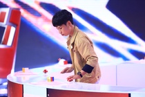 Cau be 14 tuoi xoay rubik than toc, danh bai thanh vien Sieu tri tue hinh anh
