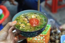 Nguoi nuoc ngoai nghi gi ve mon bun oc? hinh anh