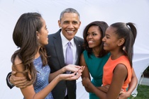 Ong Obama luon co vo va hai con ben canh khi tranh cu tong thong hinh anh