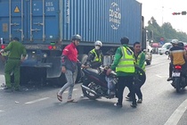 Tong vao duoi xe container, nam cong nhan tu vong hinh anh