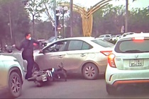 Va chạm giao thông, nam thanh niên lấy mũ bảo hiểm đập vỡ kính ô tô