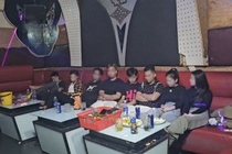 Hon 30 nam nu to chuc 'bay lac' luc nua dem trong quan karaoke hinh anh