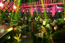 Bat tam giam chu quan cung 21 nguoi sau vu dot kich Paris Night Club hinh anh