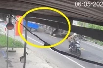 Xe ba gac chuyen lan dot ngot bi xe ben tong vang, tai xe tu vong hinh anh