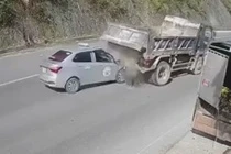 Tai xe oto tu vong khi lao vao duoi xe tai dang lui tren quoc lo hinh anh