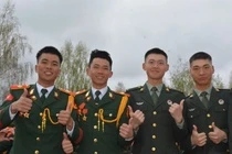 Nghe bo doi Viet Nam va Trung Quoc cung hat tai Nga hinh anh