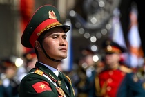 Khoi truong duyet binh Viet Nam noi ve khoanh khac bat tay TT Putin hinh anh
