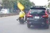 'Ket dang' cho tai xe mo cua oto, gay tai nan o TP.HCM hinh anh