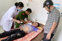 Nam sinh nhay cau roi tu boi vao bo, hang chuc nguoi vat va tim kiem hinh anh