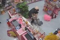 Clip hai ten cuop khong che nu nhan vien cua hang thoi trang hinh anh