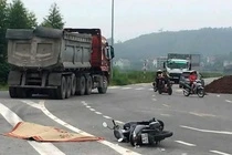Xe dau keo va cham moto, mot phu nu tu vong tai cho hinh anh