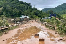 Nhieu tuyen duong sat lo, 4 cau treo tai Nghe An bi mua lu cuon troi hinh anh