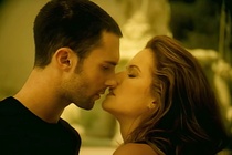 Adam Levine khong the quen nu hon voi co dien vien Kelly Preston hinh anh