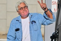 Diễn viên hài Jay Leno gãy nhiều xương do tai nạn xe