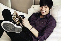Lee Min Ho bi fan cuong an cap thia khi dang an hinh anh