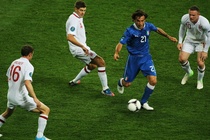 Với Pirlo, màu áo thiên thanh là bầu trời