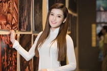 A hau Huyen My tinh khoi voi ao dai hinh anh