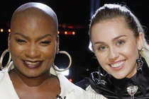 Hoc tro Miley Cyrus tai The Voice qua doi o tuoi 33 vi benh mau dong hinh anh