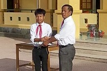 Hoc sinh ngheo tra lai 13 trieu dong cho nguoi danh roi hinh anh