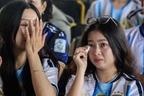Fan TP.HCM bật khóc trong ngày Messi chia tay