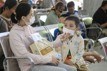 Hành lang bệnh viện nhi TP.HCM đông kín, trẻ ho sốt tăng vọt