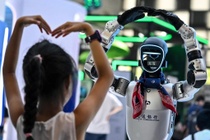 Man trinh dien robot cua Trung Quoc hinh anh