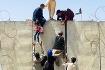 Ngã rẽ cuộc đời chỉ sau một cái quét mã vạch ở sân bay Kabul