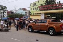 Nan nhan dau tien vu oto 'dien' lao thang vao dam dong da tu vong hinh anh