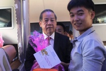 Chu tich tinh chuc Tet hanh khach tren chuyen xe cuoi ve que hinh anh