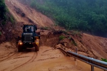 Lở núi, 6 người trong một gia đình bị vùi lấp