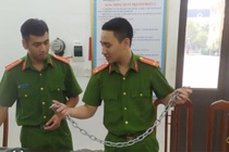 Giai cuu nguoi bi chu no bat giu nhieu ngay hinh anh