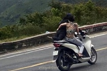Đôi nam nữ đi xe SH 'làm xiếc' trên đèo Hải Vân là vợ chồng
