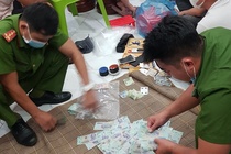 Cảnh sát ập vào sòng bạc trong đợt dịch Covid-19
