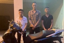 Bat nguoi dung xe may tan cong canh sat hinh anh