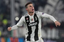 Ronaldo san bằng thành tích của Messi sau hat-trick nhấn chìm Atletico