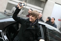 Justin Bieber suyt thanh dai su thuong hieu BlackBerry hinh anh