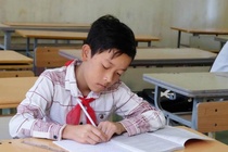 Nghị lực chinh phục con chữ của cậu bé 13 tuổi sống một mình