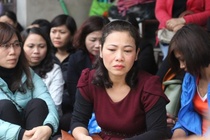 Giao vien hop dong Soc Son tiep tuc lam don khong thi tuyen vien chuc hinh anh