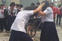 Hai nu sinh TP.HCM danh nhau ngay truoc cong truong hinh anh