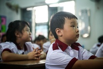 TP.HCM dieu chinh khoang cach an toan giua hoc sinh xuong 1 m hinh anh