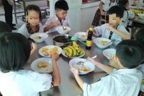So GD&DT TP.HCM noi ve viec phu huynh phan doi bua an o truong hinh anh