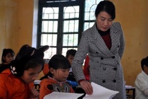 Thuong Tet giao vien bang chai nuoc mam, mang rung hinh anh