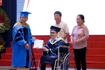 Khoanh khac xuc dong cua tan ky su nhan bang tren xe lan hinh anh