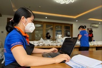 Giang vien o TP.HCM day online tai bep an tu thien hinh anh