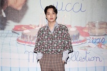 Kai mac ao hoa, tao dang tren nen chu nguech ngoac cua Gucci hinh anh