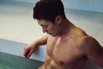 So Ji Sub đã làm gì để có làn da đẹp, cơ bụng 6 múi?
