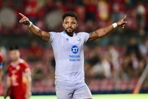 Xuan Son lien tiep ghi ban hinh anh